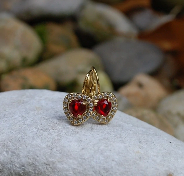 Náušnice srdiečka červené strieborné brúsené sklo 