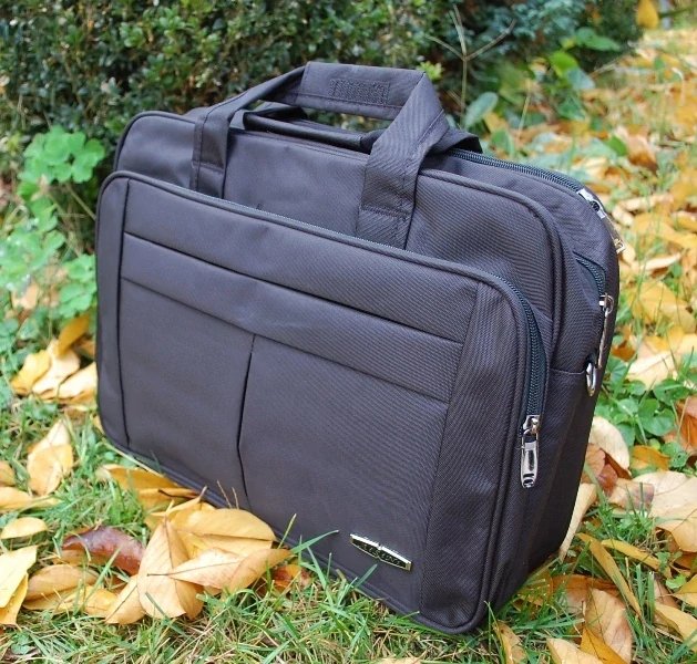 Pánska čierna aktovka kufrík veľká tmavé strieborné logo 