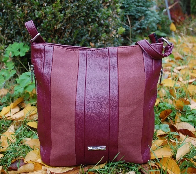 Kabelka bordová tmavá crossbody strieborné kovanie 