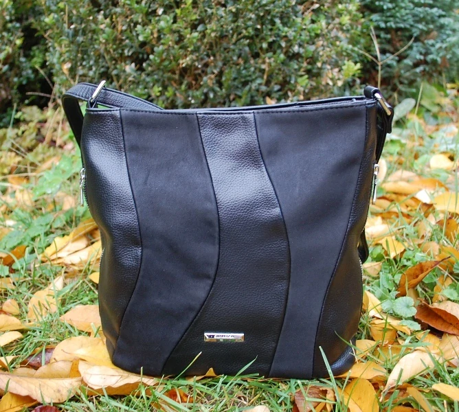 Kabelka čierna crossbody strieborné kovanie 
