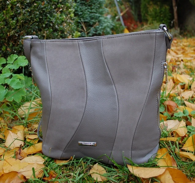 Kabelka šedá crossbody strieborné kovanie 