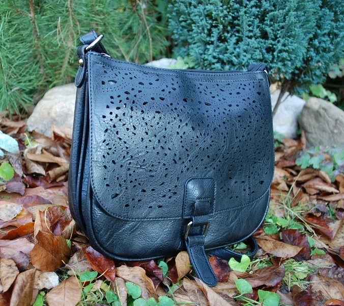 Kabelka čierna s vyrezávaným vzorom