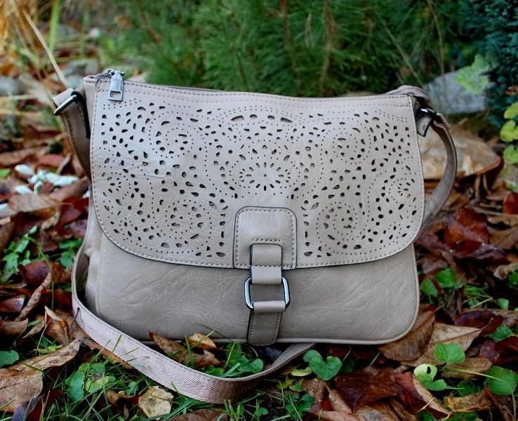 Kabelka krémová tmavá melírovaná s vyrezávaným vzorom