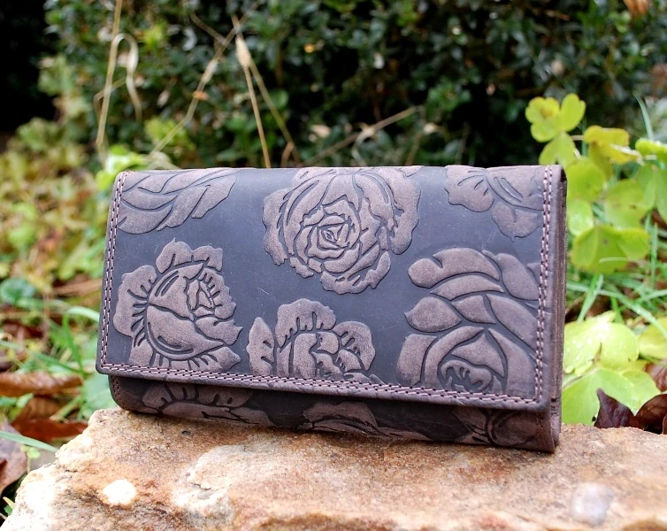 Dámska hnedá kožená peňaženka s kvetmi oddelenie na karty 