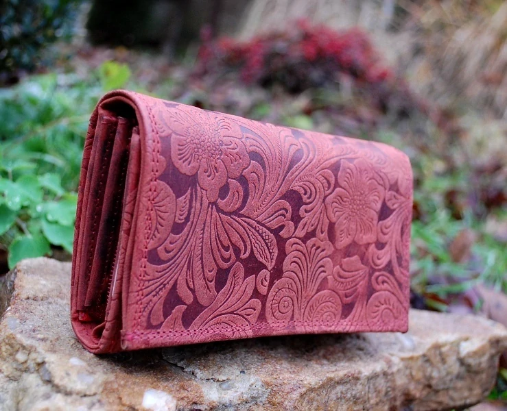 Dámska červená peňaženka s kvetmi matná 