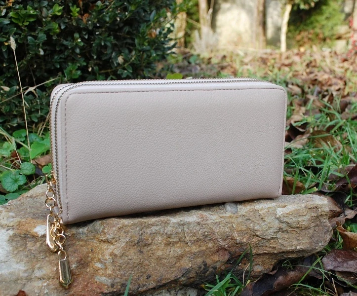 Peňaženka krémová matná zlaté ozdobné zipsy