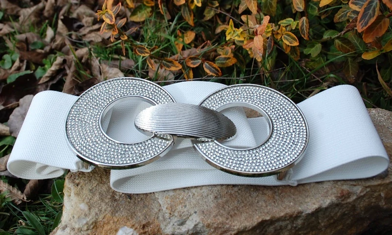 Opasok biely pružný strieborná pracka brúsené sklo  