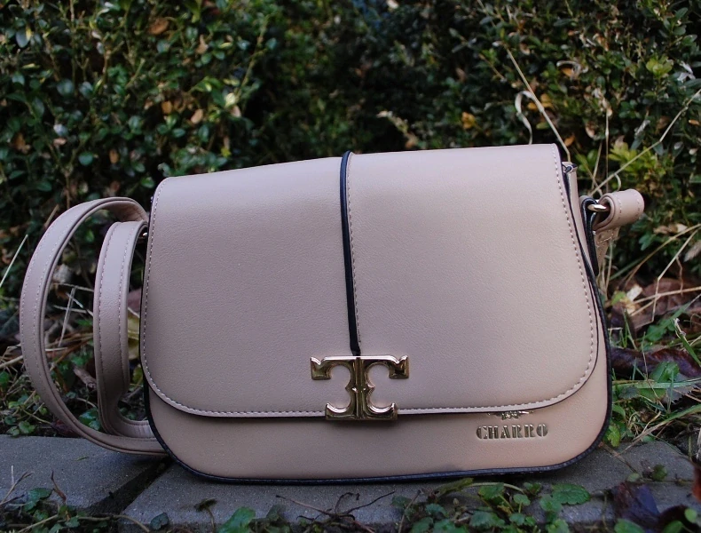 Kabelka krémová zlaté logo CHARRO 