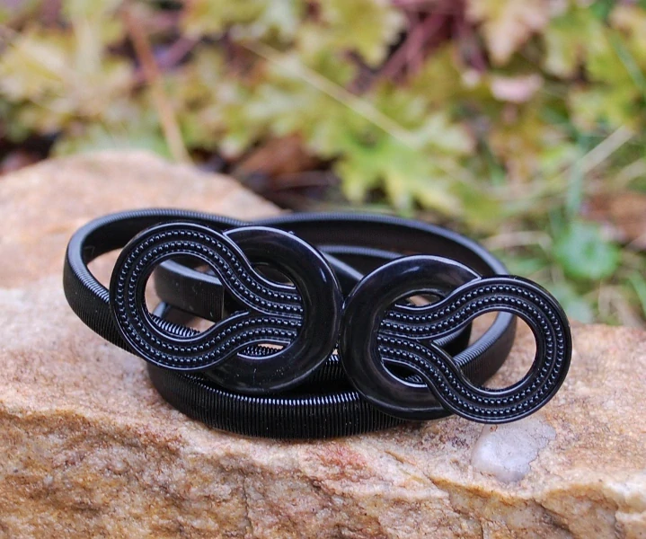 Opasok čierny pružný  čierna ozdoba