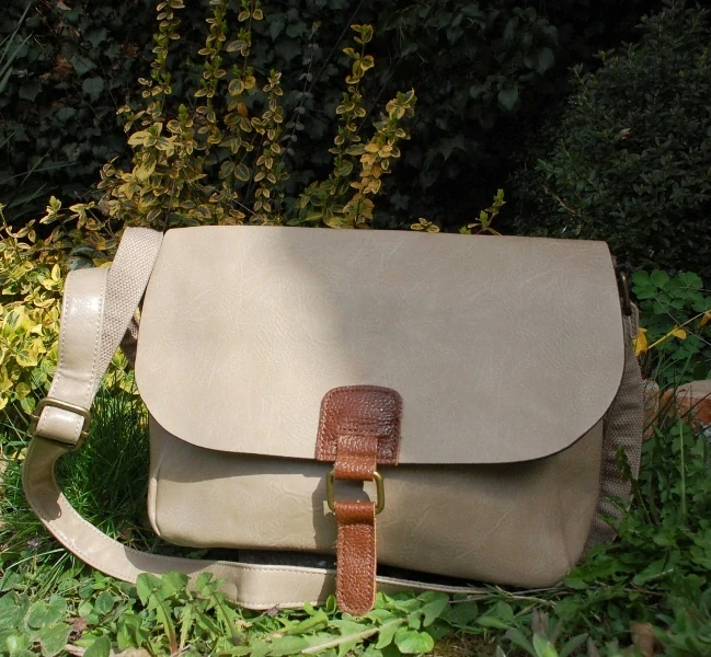 Kabelka krémová tmavá mosadzné kovanie crossbody