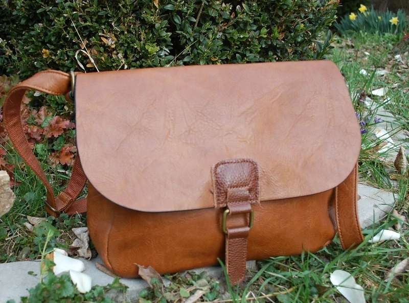 Kabelka hnedá tmavá mosadzné kovanie crossbody