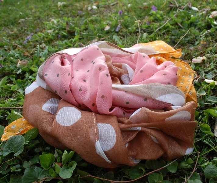 Šál bodky a guličky oranžová ružová biela hnedá