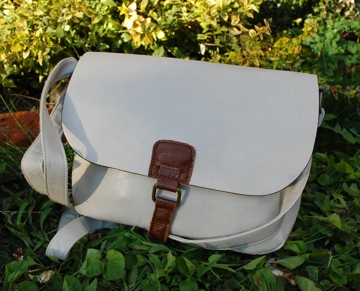 Kabelka smotanová mosadzné kovanie crossbody