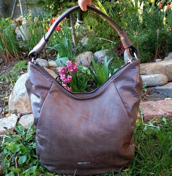 Kabelka hnedá bledá crossbody strieborné kovanie