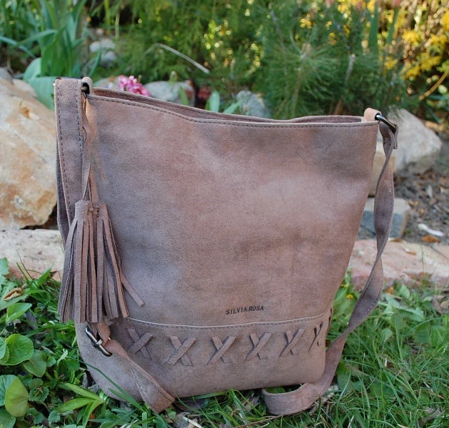 Kabelka hnedá bledá semišová matná matná kovanie 