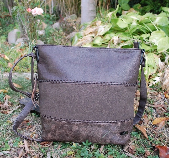 Kabelka hnedá tmavá crossbody tmavé kovanie