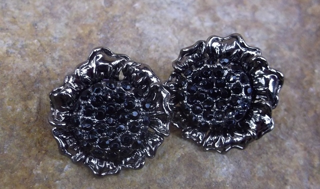 Náušnice striebornej farby vintage čierne brúsené sklo MONA 