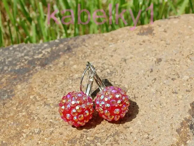 Náušnice guľky červená farba farebný odlesk 