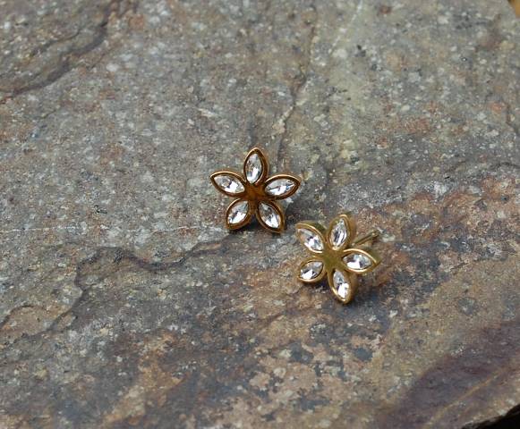 Náušnice MONA z chirurgickej ocele kvet zlatej farby 