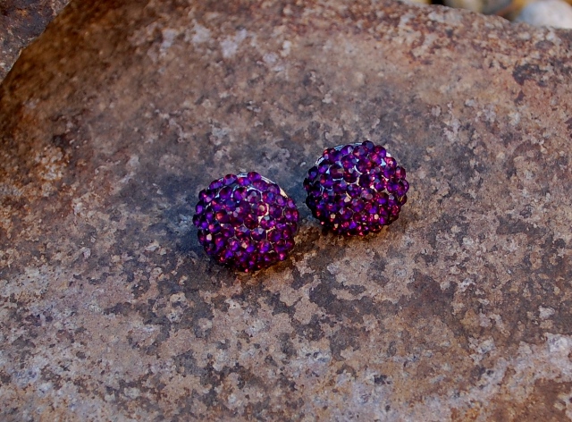 Náušnice striebornej farby brúsené sklo fialové 