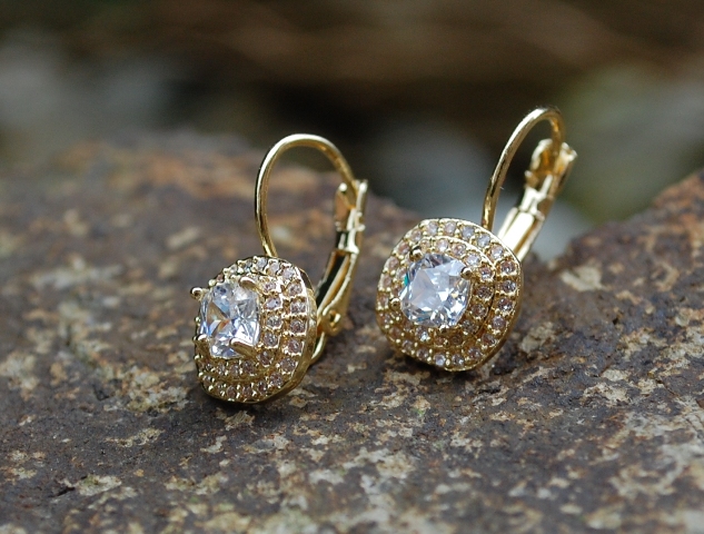 Náušnice zlatej farby brúsené kryštáliky strieborné 