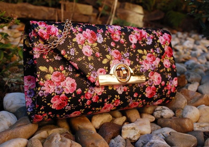 Kabelka čierna kvety ružová červená fialková zelená zlaté kovanie retiazka