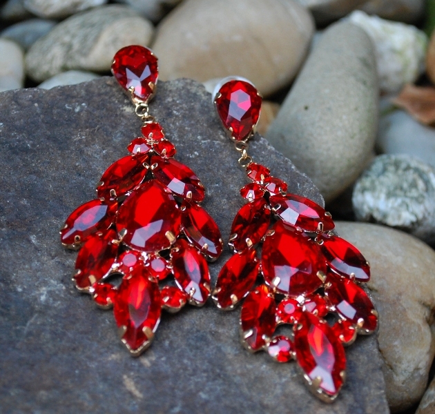 Náušnice červené spoločenské zlatý podklad brúsené sklo 