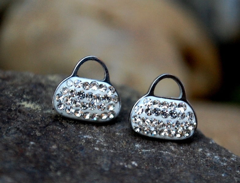 Náušnice kabelky MONA z chirurgickej ocele biely podklad brúsené sklo strieborné