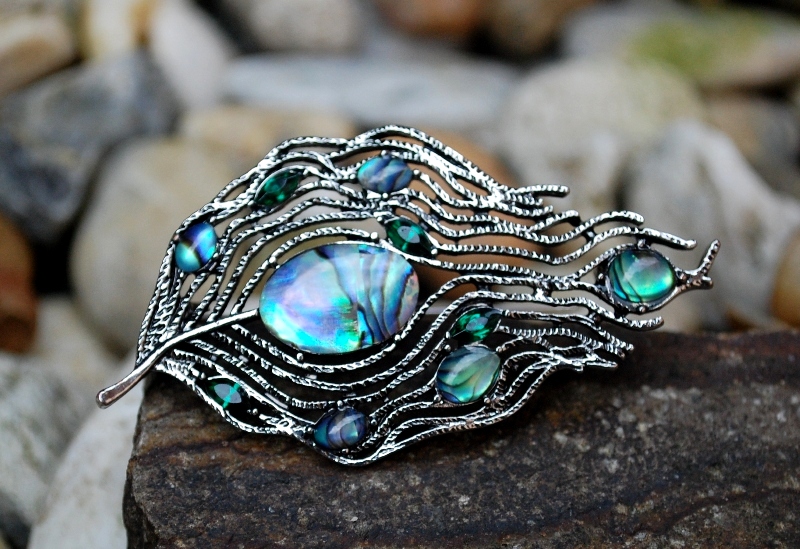 Brošňa pierko strieborná farba brúsené sklo zelené a perleť