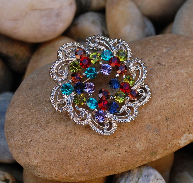 Brošňa strieborná kvet brúsené sklo multicolor 