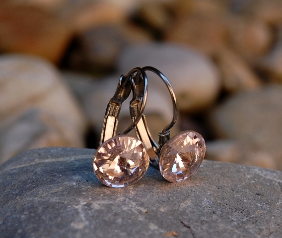 Náušnice strieborné brúsené sklo púdrové ružové