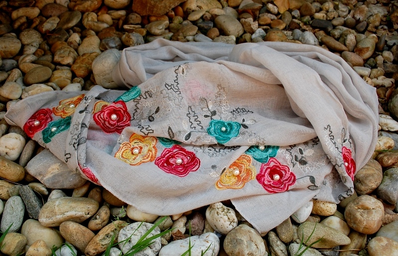 Šál šedý s perličkami mint mentol ružová červená zelená kvety vyšívka