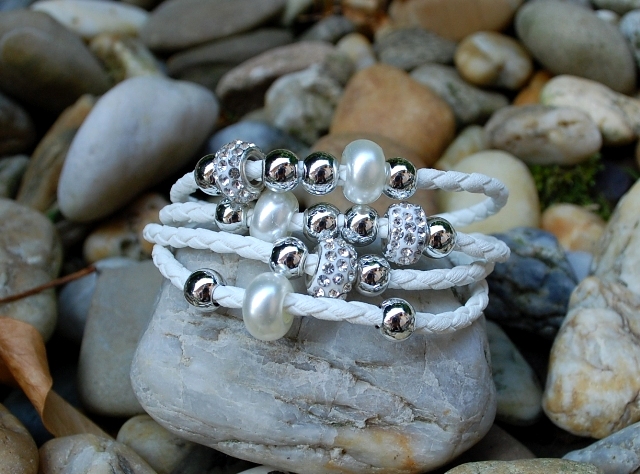 Náramok MONA pletená šnúrka biela farba strieborné guličky brúsené sklo