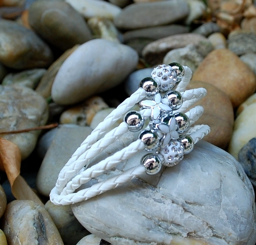 Náramok MONA pletená šnúrka biela farba štvorlístky strieborné guličky brúsené sklo