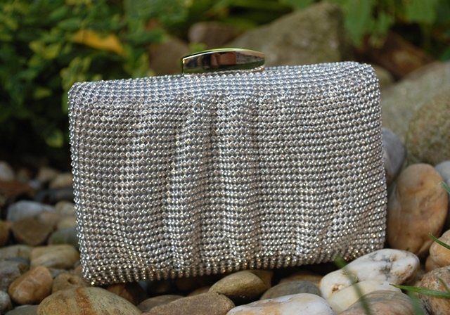 Kabelka strieborná štrasová plesová ozdobné zapínanie