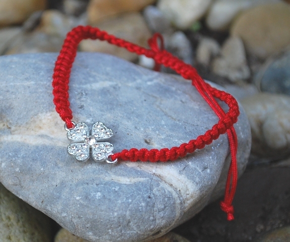  Náramok červená šnúrka štvorlístok brúsené sklo štras 