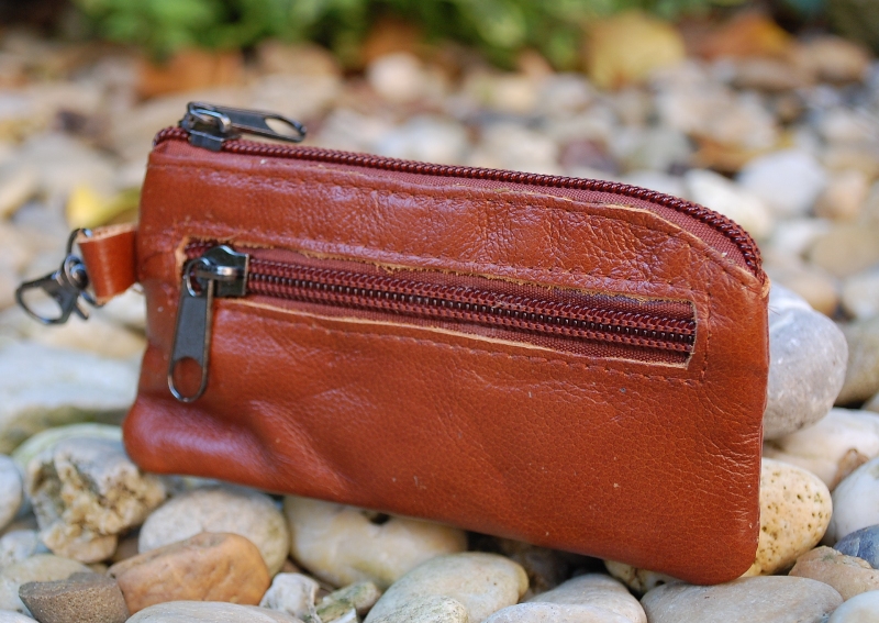 Púzdro hnedé koňakové na kľúče so zipsom a vreckom