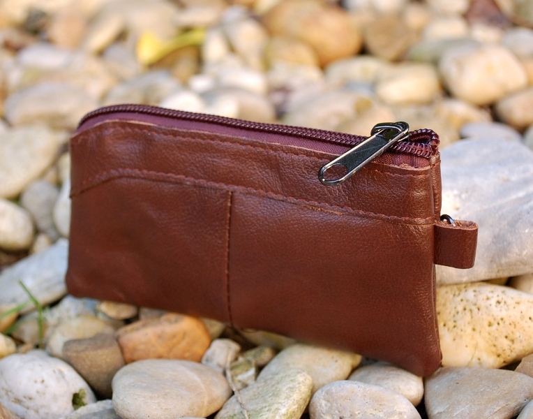 Púzdro hnedé na kľúče so zipsom a vreckom