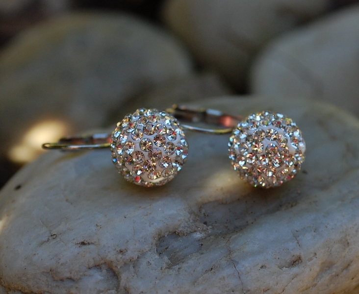 Náušnice striebornej farby guličky brúsené sklo 