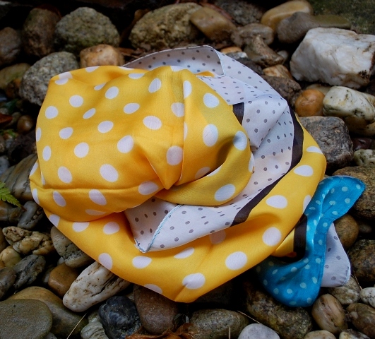 Šál žltý biely guličky krémové a mentolové lemovanie