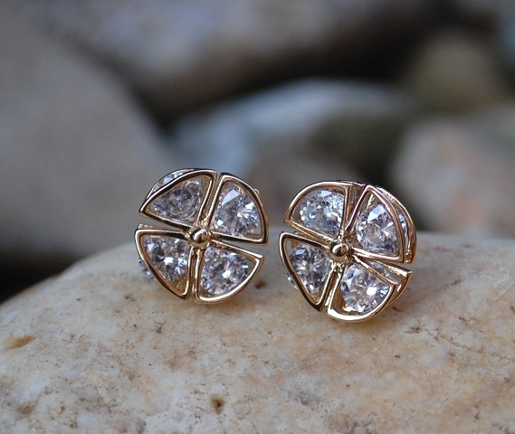 Náušnice zlatá farba kvietky brúsené sklo číre