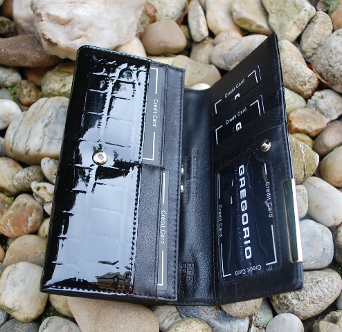 Dámska čierna lakovaná kožená peňaženka kovové zapínanie GREGORIO 