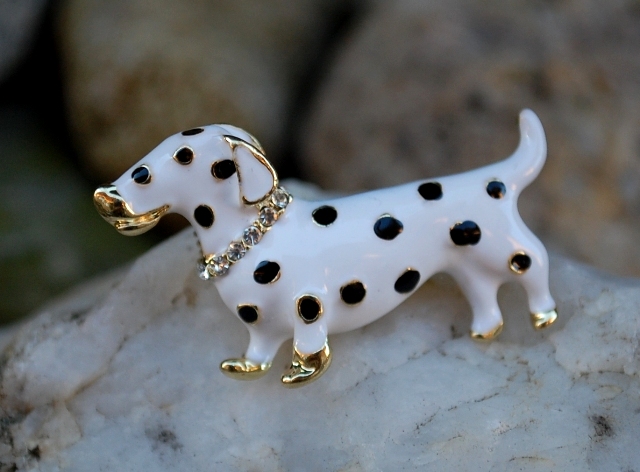 Brošňa psík biela čierne bodky zlatá retiazka brúsené sklo 