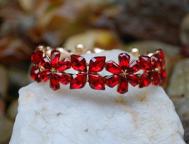 Náramok červené kvety brúsené sklo 