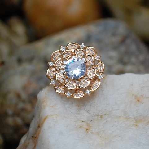 Brošňa zlatý kvietok brúsené strieborné sklo 