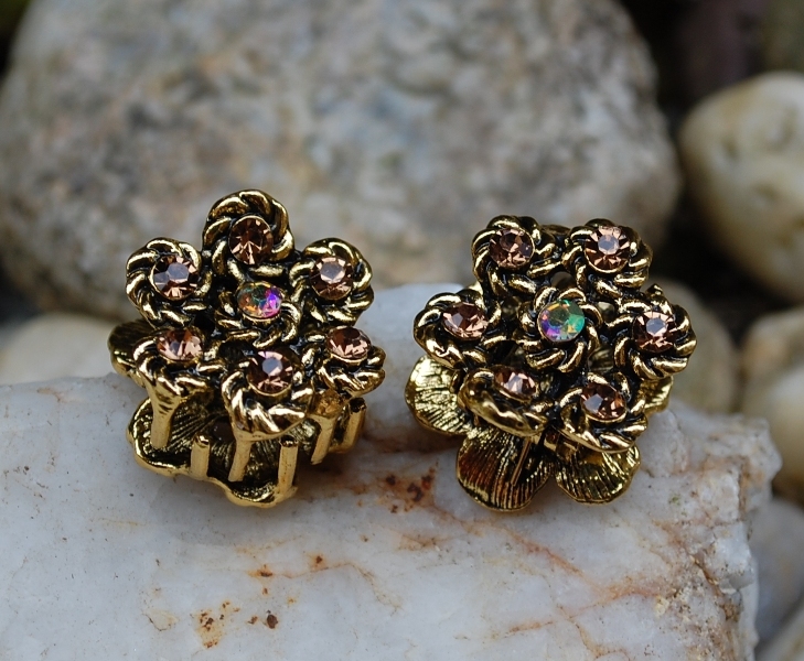 Ozdobné zlaté štipce s brúseným sklom výrazný lesk