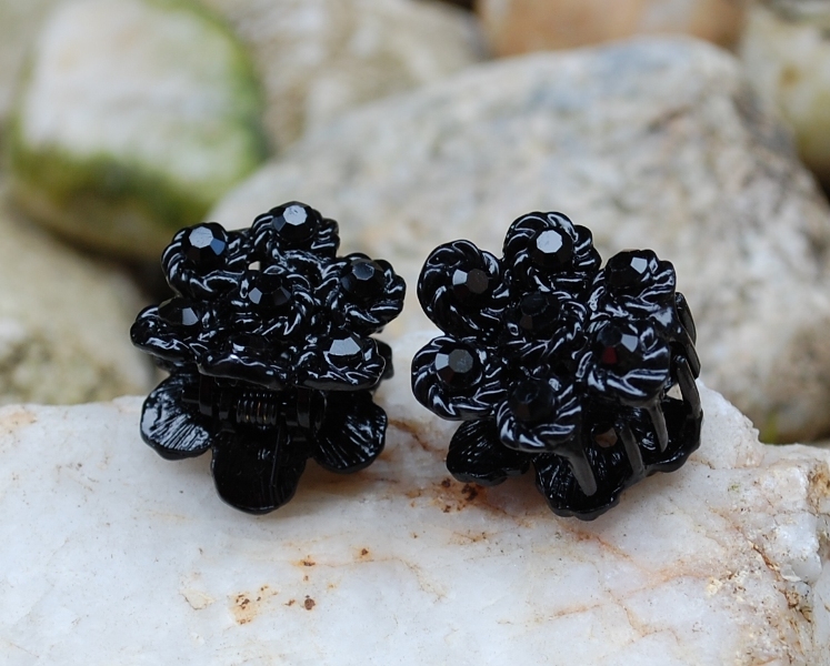 Ozdobné čierne štipce s brúseným sklom výrazný lesk