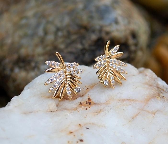 Náušnice zlatej farby lístočky brúsené sklo 