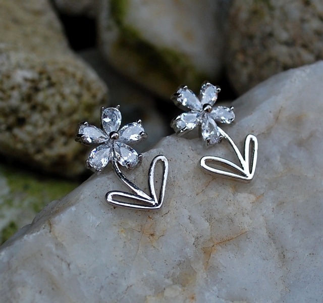 Náušnice strieborný kvietok brúsené sklo 