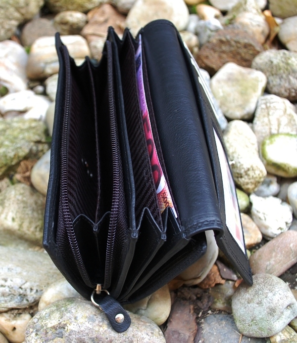 Dámska peňaženka čierna kožená oddelenie na karty 